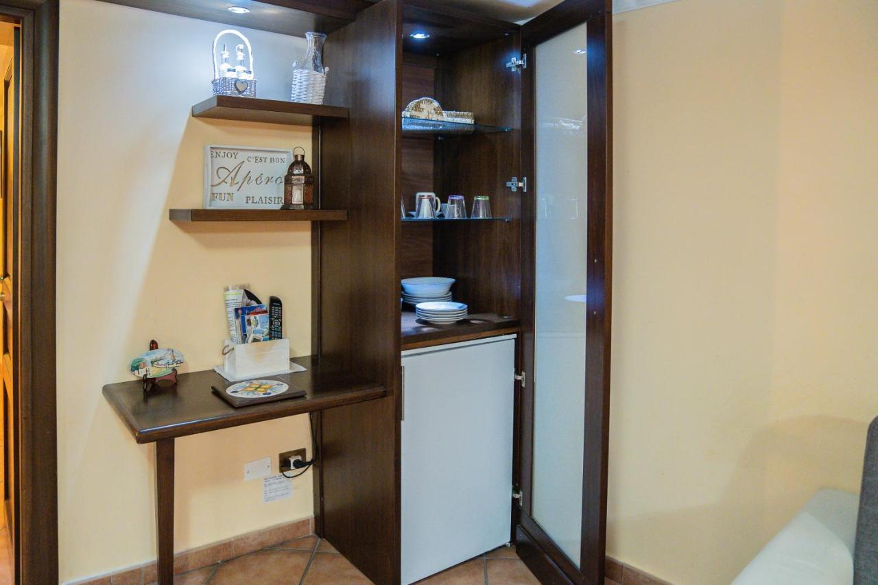 Domus Ugo Apartment Naples Luaran gambar
