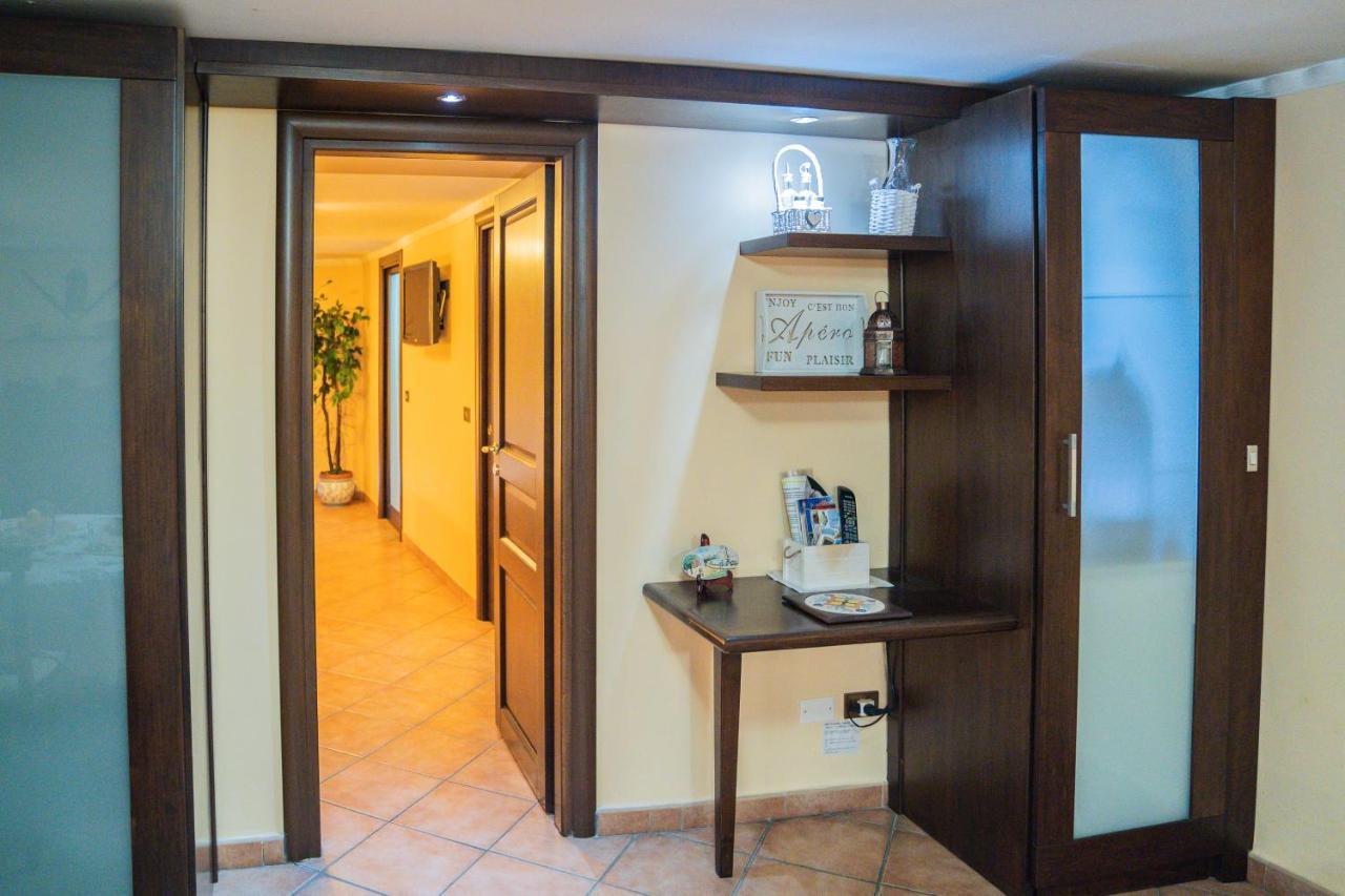 Domus Ugo Apartment Naples Luaran gambar
