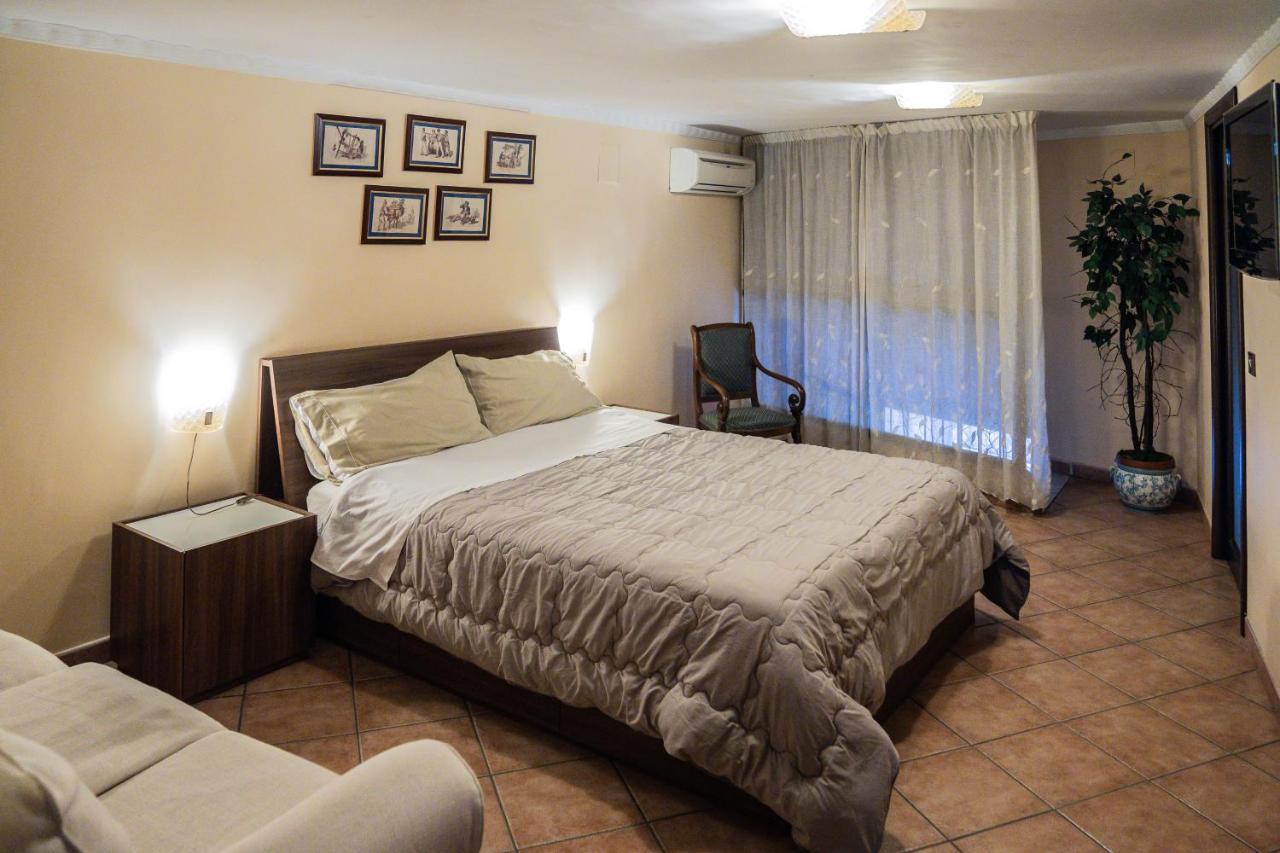 Domus Ugo Apartment Naples Luaran gambar