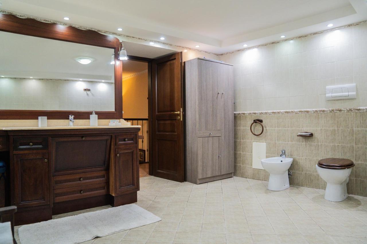 Domus Ugo Apartment Naples Luaran gambar