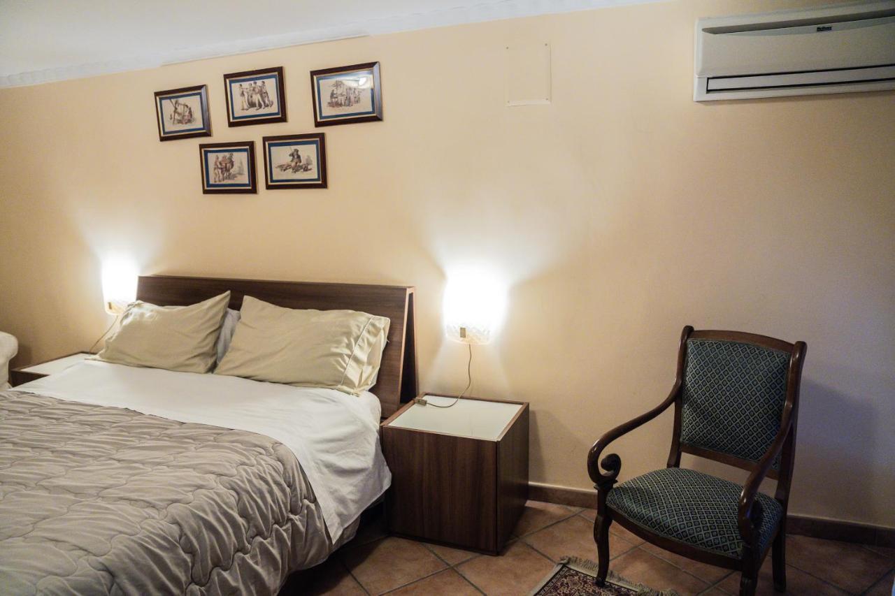 Domus Ugo Apartment Naples Luaran gambar