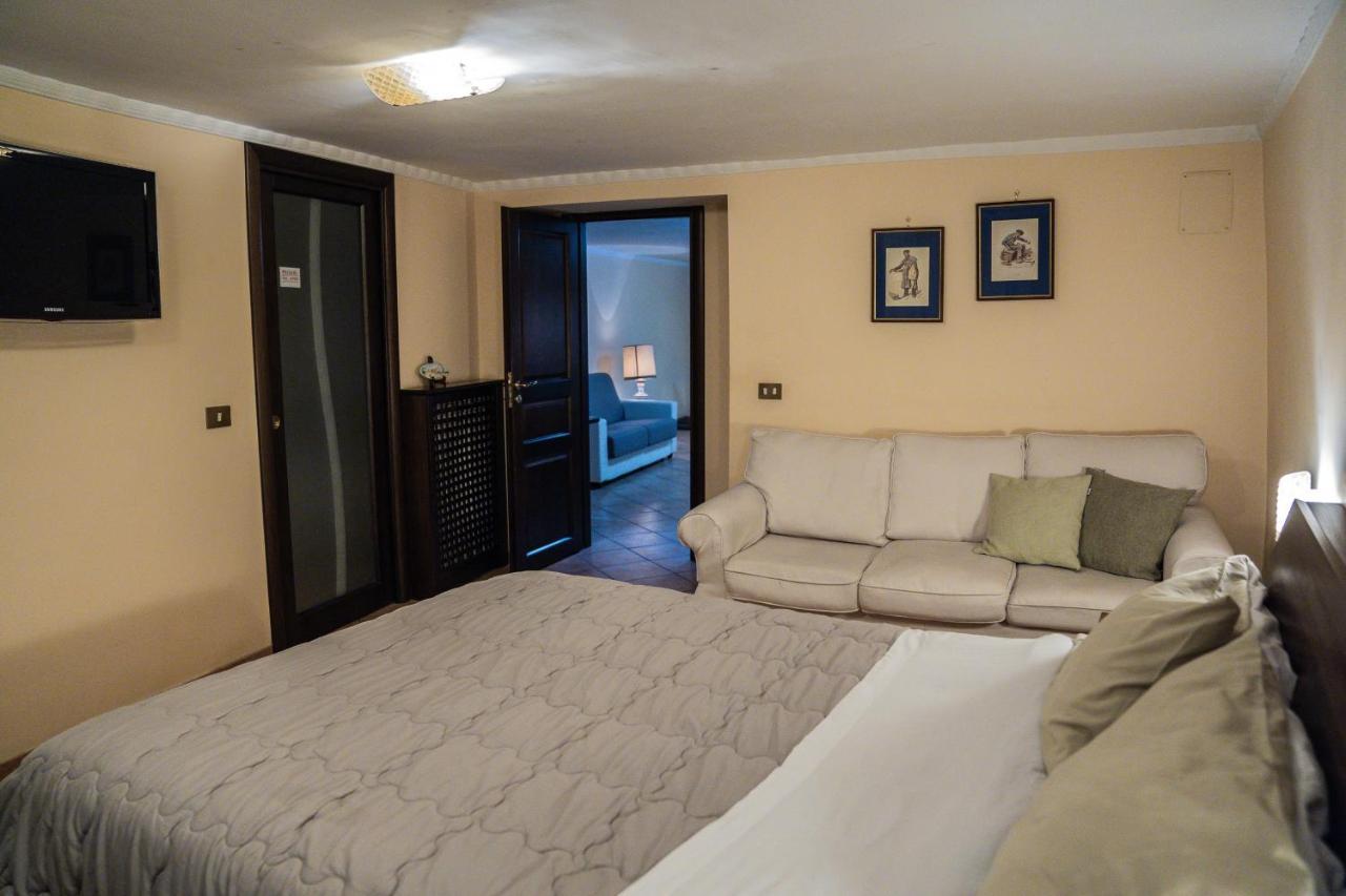 Domus Ugo Apartment Naples Luaran gambar