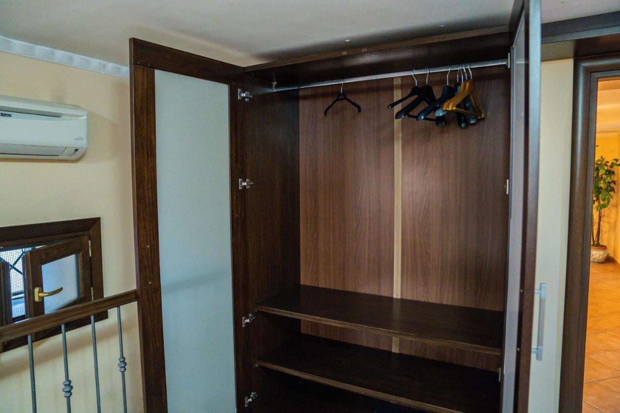 Domus Ugo Apartment Naples Luaran gambar